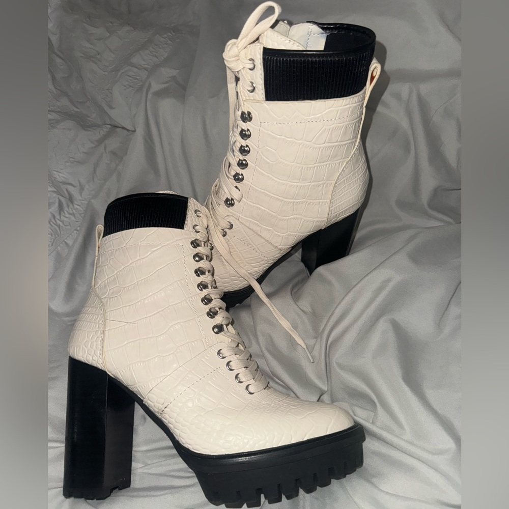 VINCE CAMUTO Lace Up Ernania White Leather Boots US7M